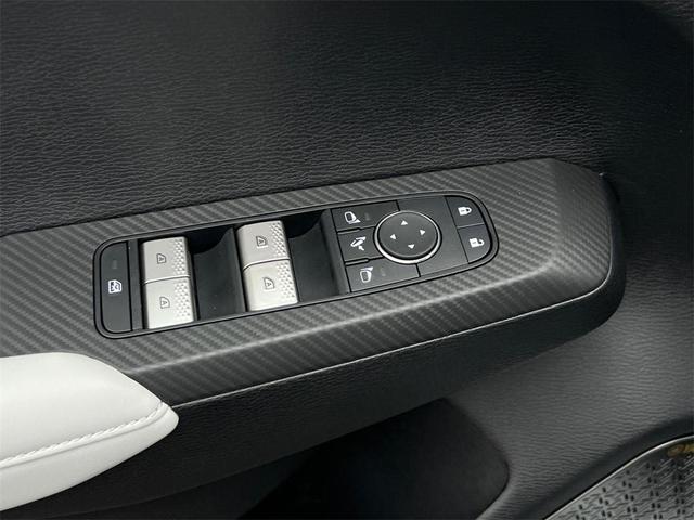 Photo of 2025 White Diamond Mitsubishi Outlander