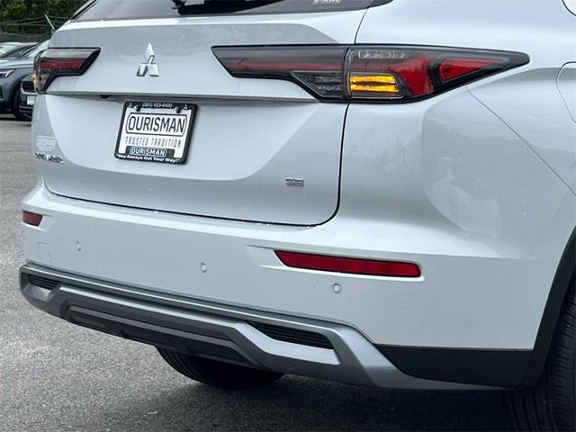 Photo of 2025 White Diamond Mitsubishi Outlander
