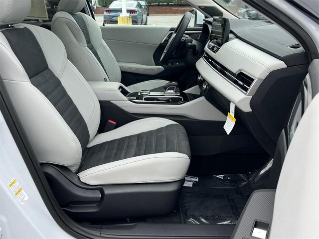 Photo of 2025 White Diamond Mitsubishi Outlander
