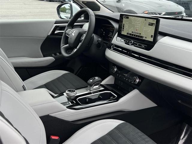 Photo of 2025 White Diamond Mitsubishi Outlander