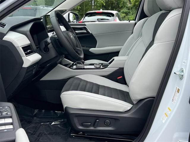 Photo of 2025 White Diamond Mitsubishi Outlander