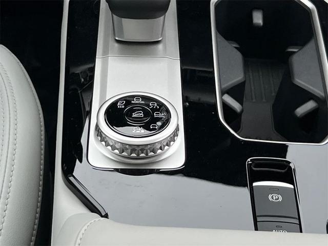 Photo of 2025 White Diamond Mitsubishi Outlander