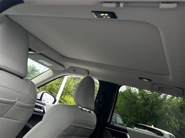 Photo of 2025 White Diamond Mitsubishi Outlander