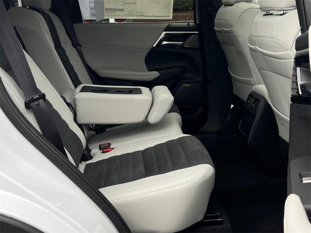 Photo of 2025 White Diamond Mitsubishi Outlander