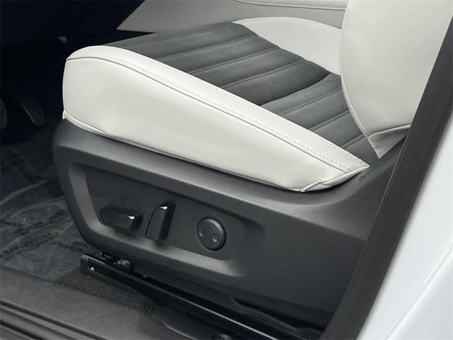 Photo of 2025 White Diamond Mitsubishi Outlander