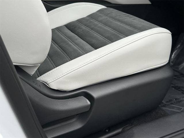 Photo of 2025 White Diamond Mitsubishi Outlander