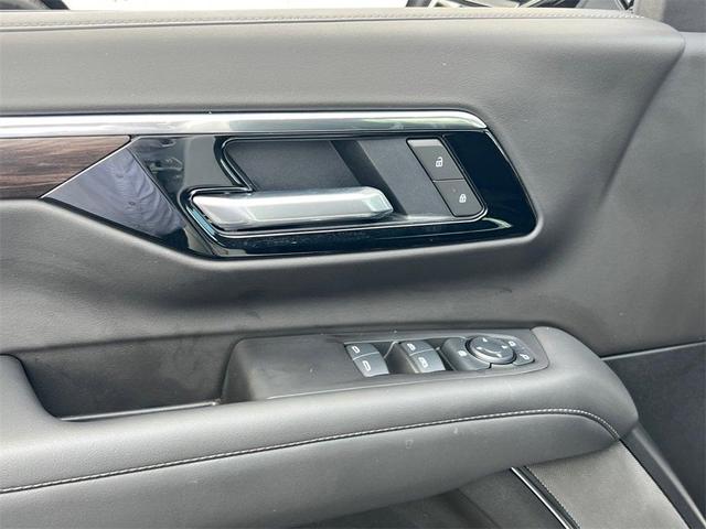 Photo of 2025 Summit White Chevrolet Suburban