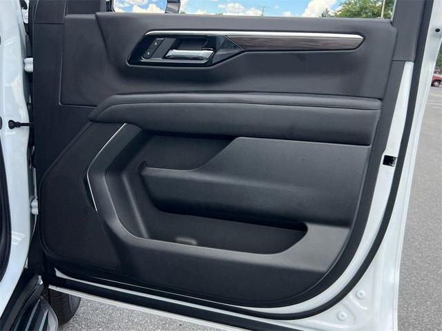 Photo of 2025 Summit White Chevrolet Suburban