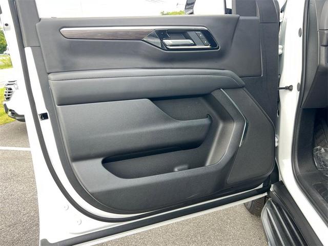 Photo of 2025 Summit White Chevrolet Suburban