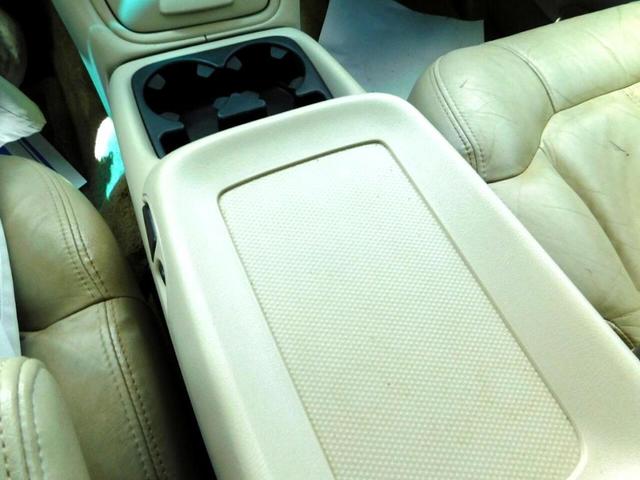 Photo of 2002 White Chevrolet Tahoe