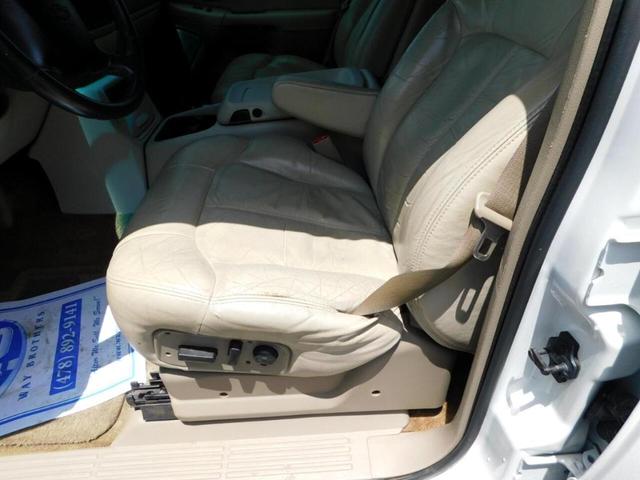 Photo of 2002 White Chevrolet Tahoe