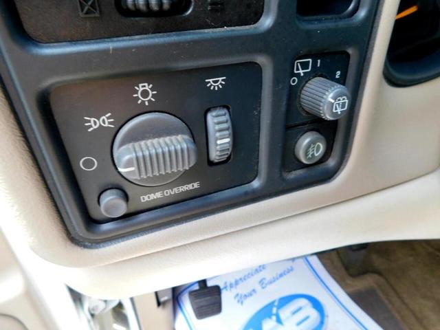 Photo of 2002 White Chevrolet Tahoe