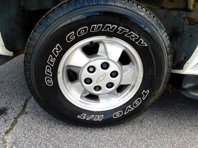 Photo of 2002 White Chevrolet Tahoe