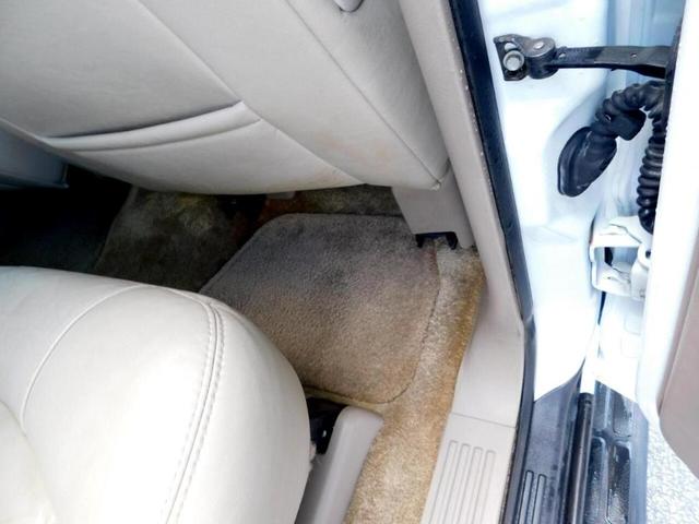 Photo of 2002 White Chevrolet Tahoe