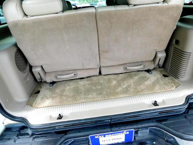 Photo of 2002 White Chevrolet Tahoe