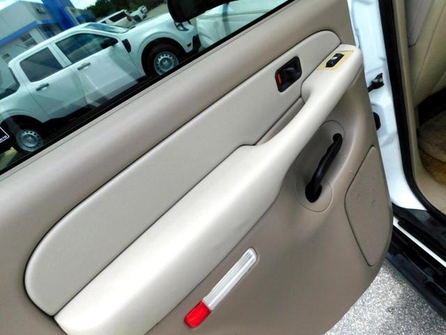 Photo of 2002 White Chevrolet Tahoe