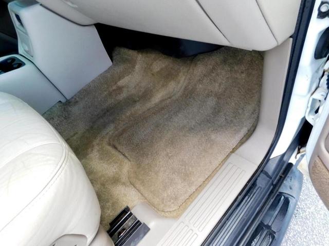 Photo of 2002 White Chevrolet Tahoe