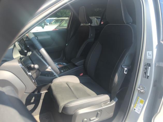 Photo of 2023 Silver Dawn Metallic Volvo XC40
