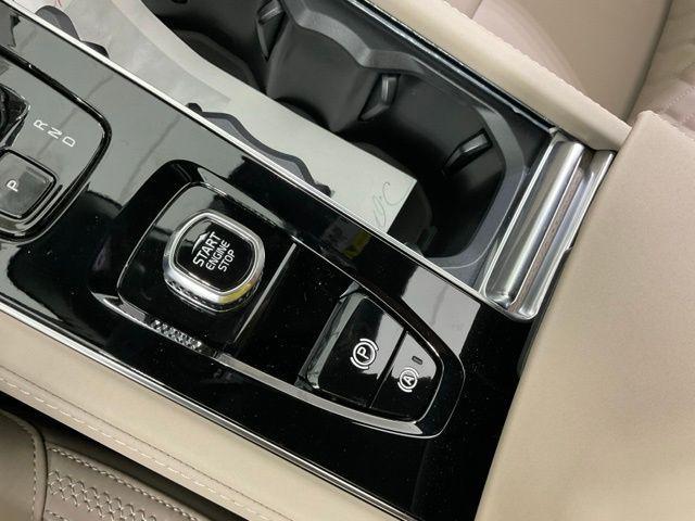 Photo of 2025 Crystal White Pearl Volvo XC90 Plug-In Hybrid