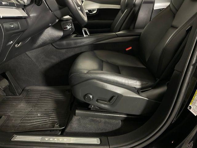 Photo of 2024 Onyx Black Metallic Volvo XC90