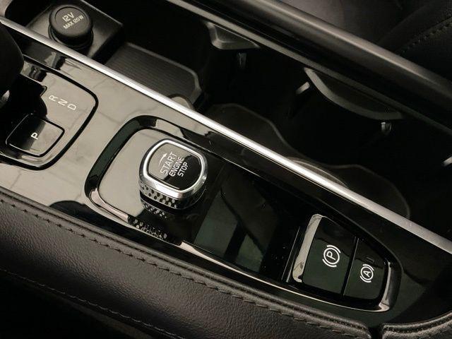 Photo of 2024 Onyx Black Metallic Volvo XC90