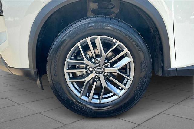 Photo of 2023 Glacier White Nissan Rogue