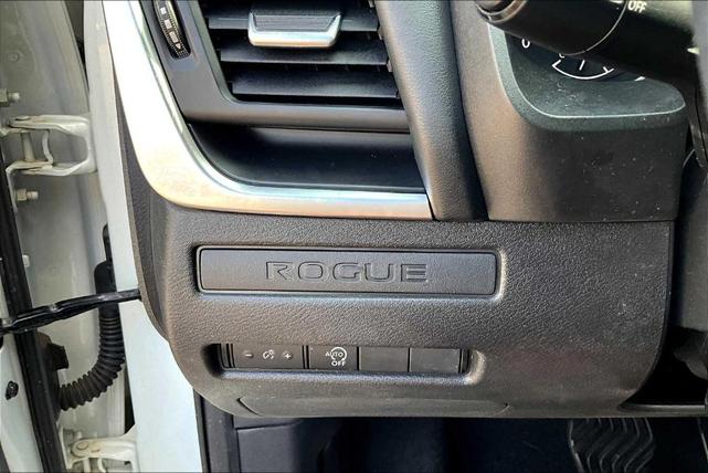Photo of 2023 Glacier White Nissan Rogue
