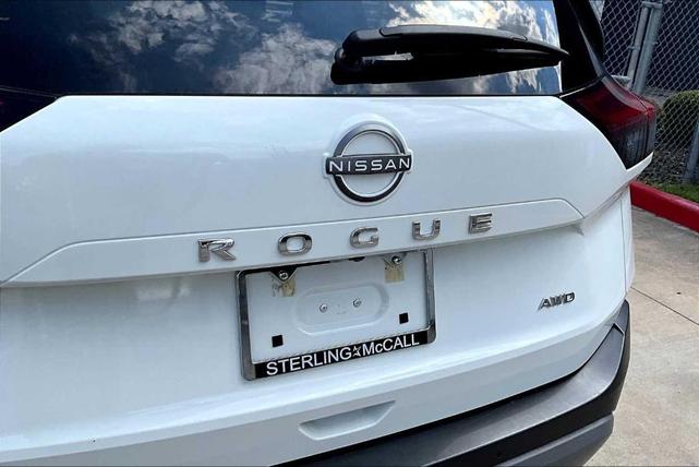 Photo of 2023 Glacier White Nissan Rogue