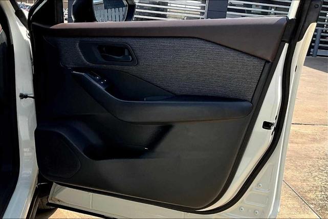 Photo of 2023 Glacier White Nissan Rogue