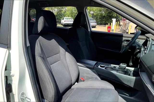 Photo of 2023 Glacier White Nissan Rogue