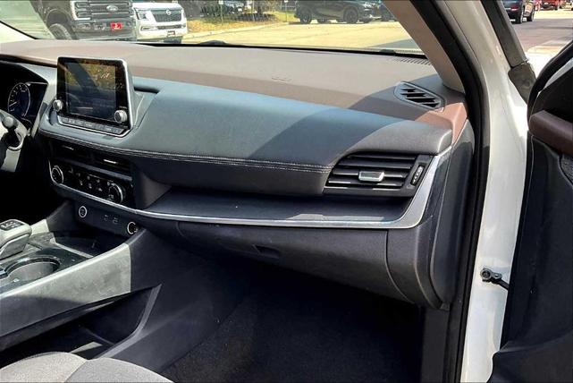 Photo of 2023 Glacier White Nissan Rogue