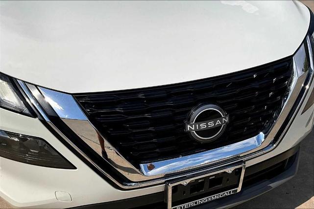 Photo of 2023 Glacier White Nissan Rogue