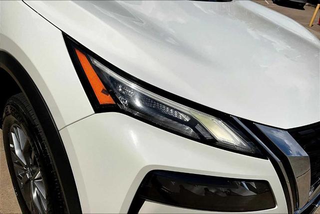 Photo of 2023 Glacier White Nissan Rogue