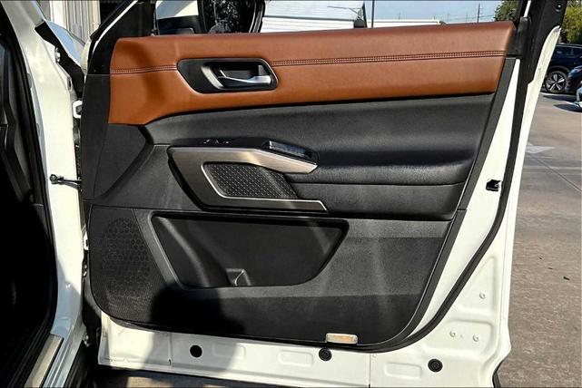 Photo of 2022 White Nissan Pathfinder