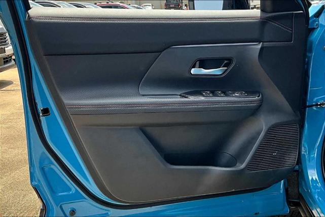 Photo of 2025 2t Ice Blk Roof Nissan Kicks