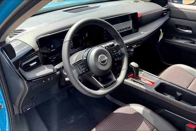 Photo of 2025 2t Ice Blk Roof Nissan Kicks
