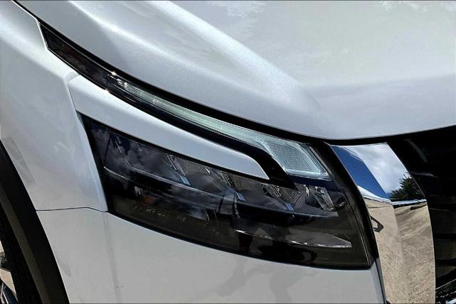 Photo of 2025 Everest White P Nissan Pathfinder