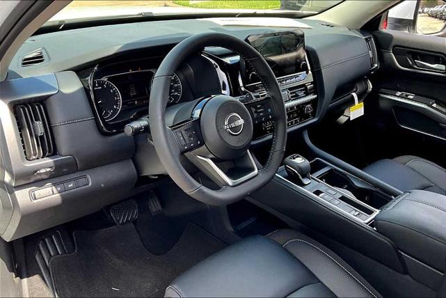 Photo of 2025 Everest White P Nissan Pathfinder