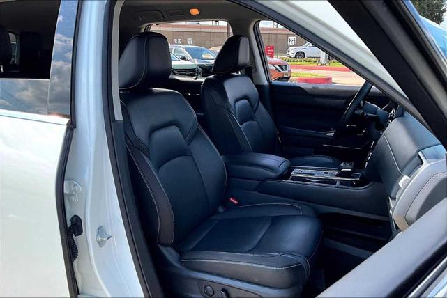 Photo of 2023 White Nissan Pathfinder