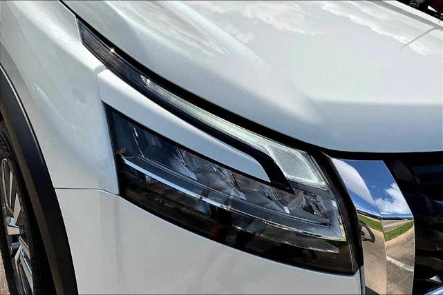Photo of 2023 White Nissan Pathfinder