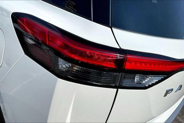 Photo of 2023 White Nissan Pathfinder