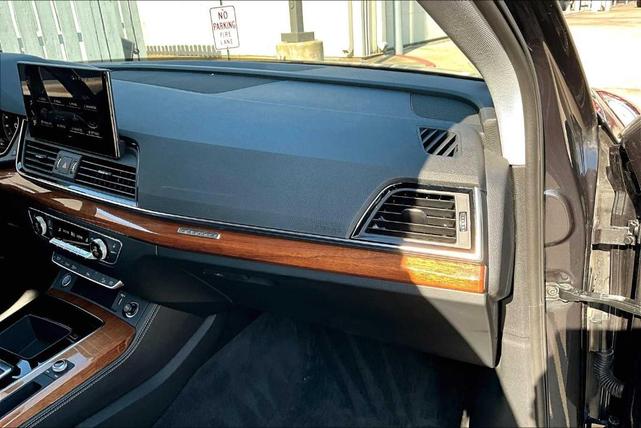 Photo of 2021 Manhattan Gray Metallic Audi Q5