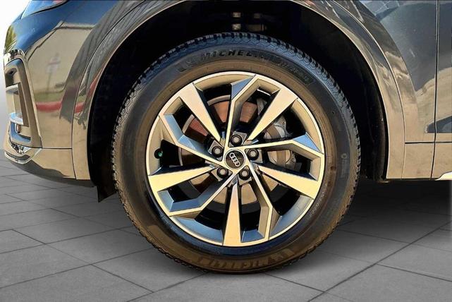 Photo of 2021 Manhattan Gray Metallic Audi Q5