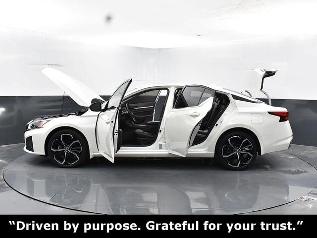 Photo of 2024 White Nissan Altima