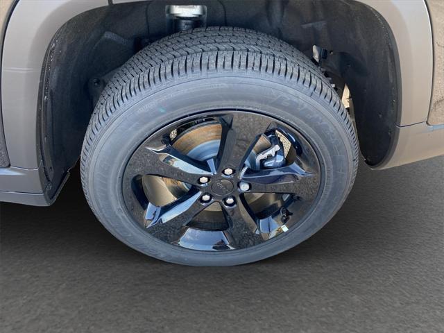 Photo of 2025 Diamond Black Crystal Pearlcoat Jeep Grand Cherokee L