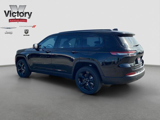 Photo of 2025 Diamond Black Crystal Pearlcoat Jeep Grand Cherokee L