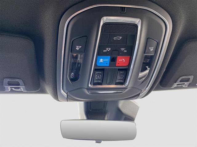 Photo of 2025 Diamond Black Crystal Pearlcoat Jeep Grand Cherokee L