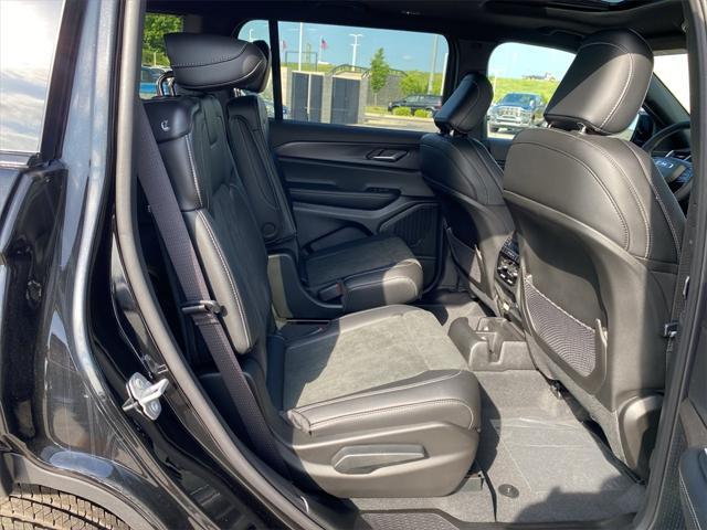 Photo of 2025 Diamond Black Crystal Pearlcoat Jeep Grand Cherokee L