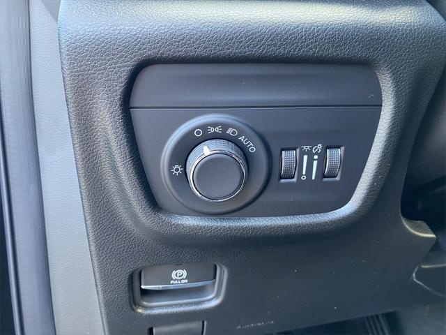 Photo of 2025 Diamond Black Crystal Pearlcoat Jeep Grand Cherokee L