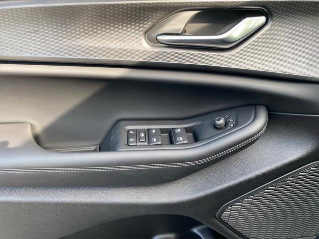 Photo of 2025 Diamond Black Crystal Pearlcoat Jeep Grand Cherokee L